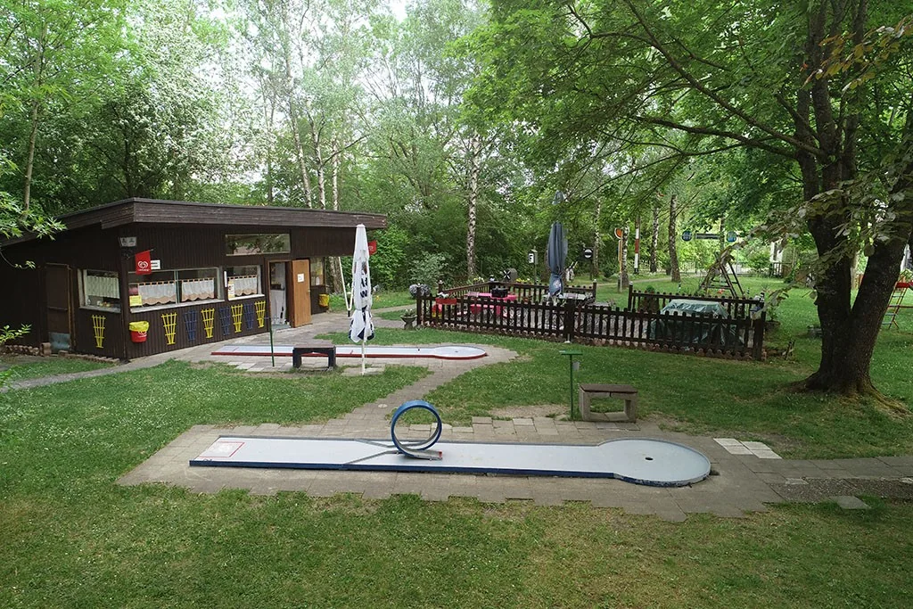 Kiosk, Biergarten und Minigolfbahn