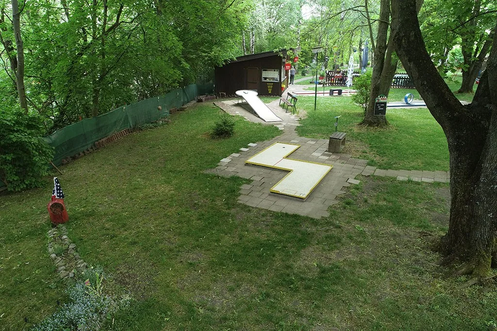 Minigolfbahnen unter Bäumen